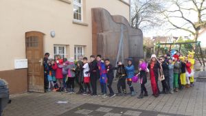 bunte-kostueme-laute-musik-und-strahlende-kinder